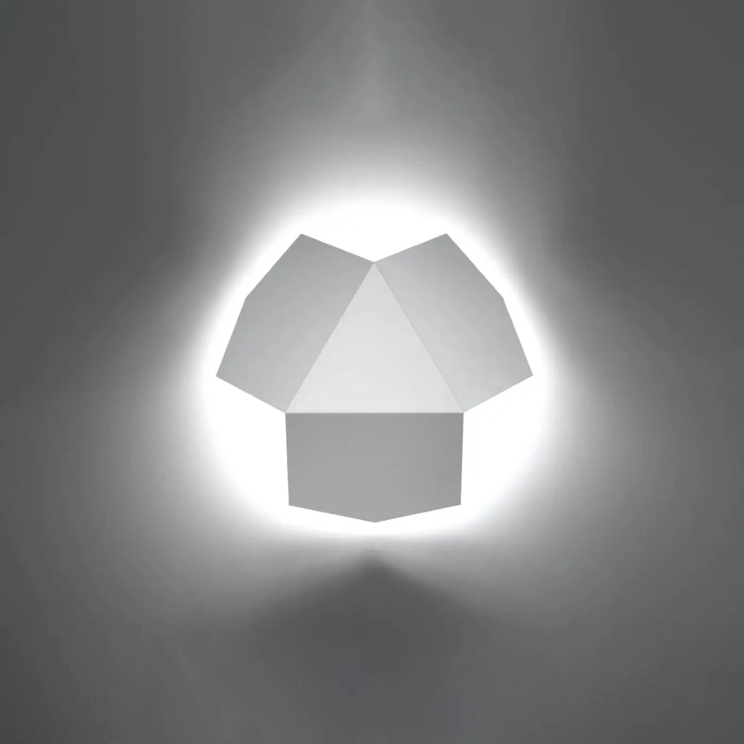 Applique murale intemporelle tre blanc en finition blanche minimaliste avec design original fera anguleux et facetté