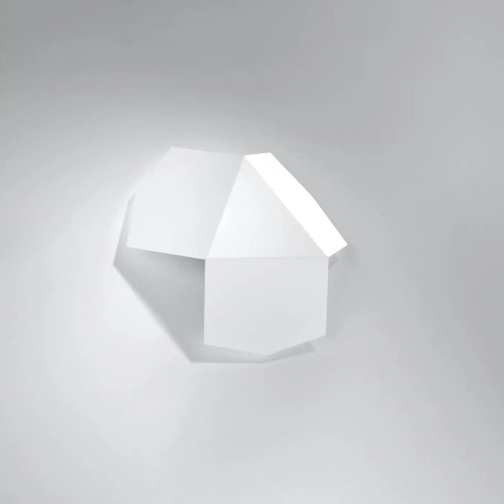 Applique murale tre blanc avec design original fera et facettes géométriques minimalistes pour une lampe murale intemporelle