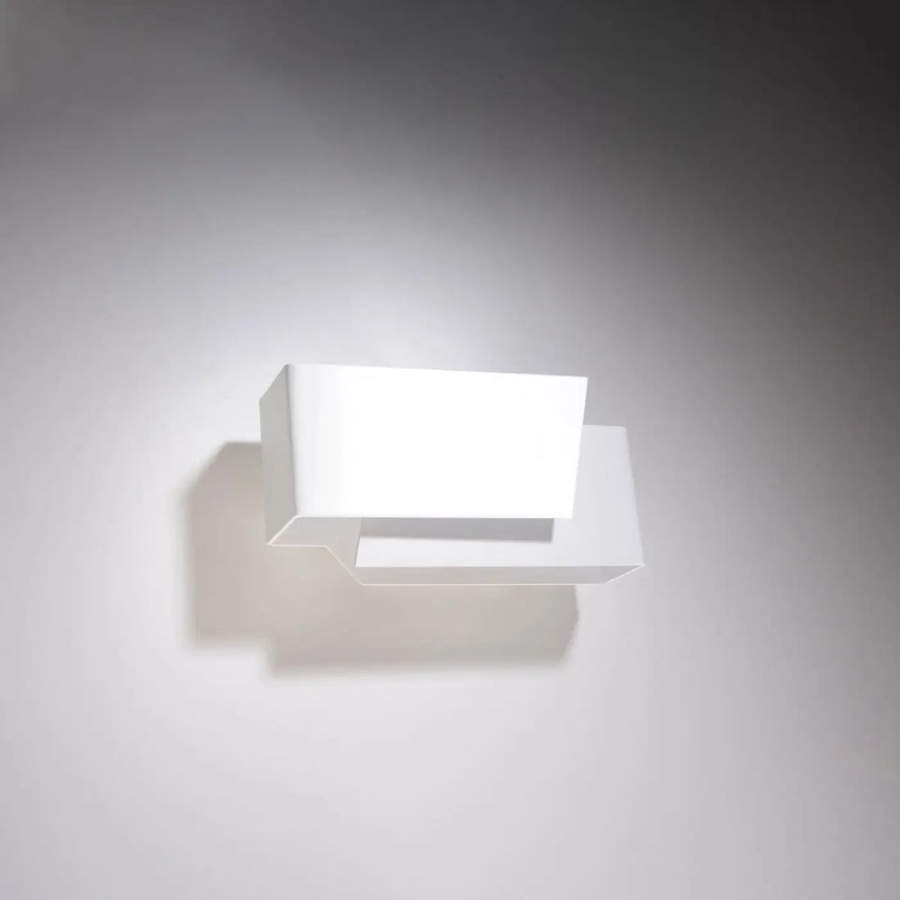 L’applique murale piegare minimaliste blanche rectangulaire au design géométrique pour une atmosphère chaleureuse