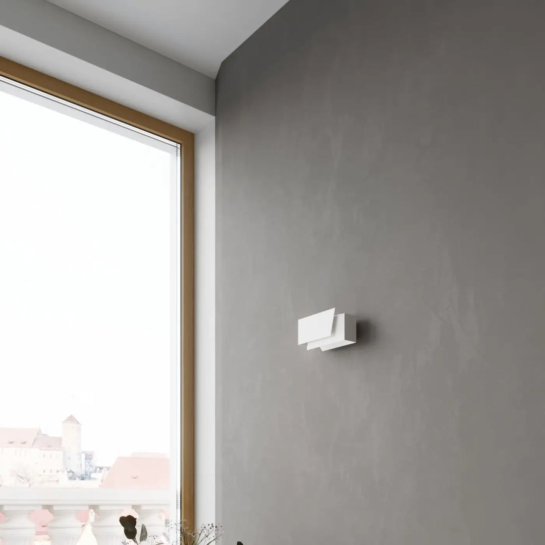 Applique murale piegare blanche minimaliste avec design géométrique pour une solution minimaliste et atmosphère chaleureuse