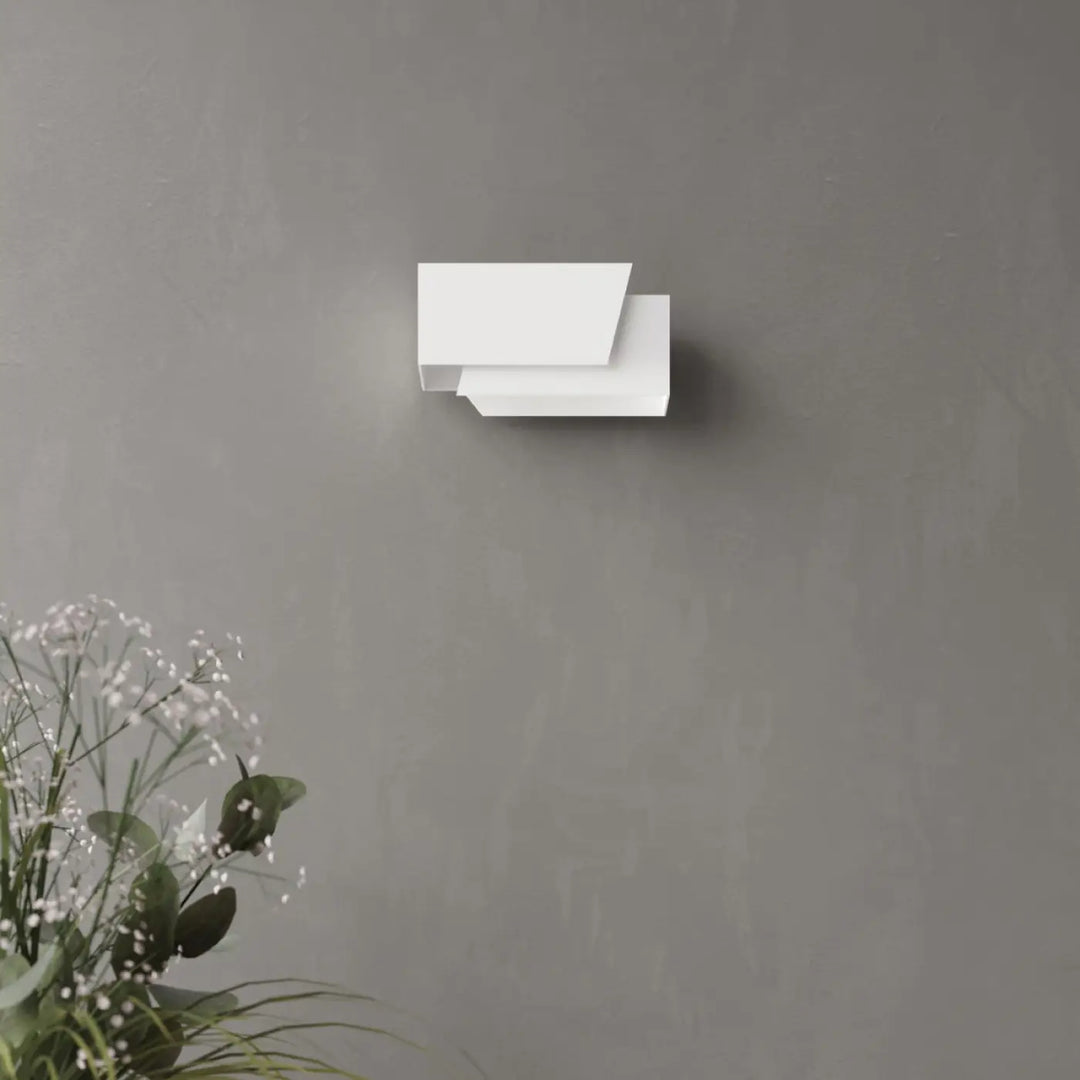 L’applique murale piegare blanc minimaliste avec design géométrique offre une solution minimaliste pour une atmosphère chaleureuse