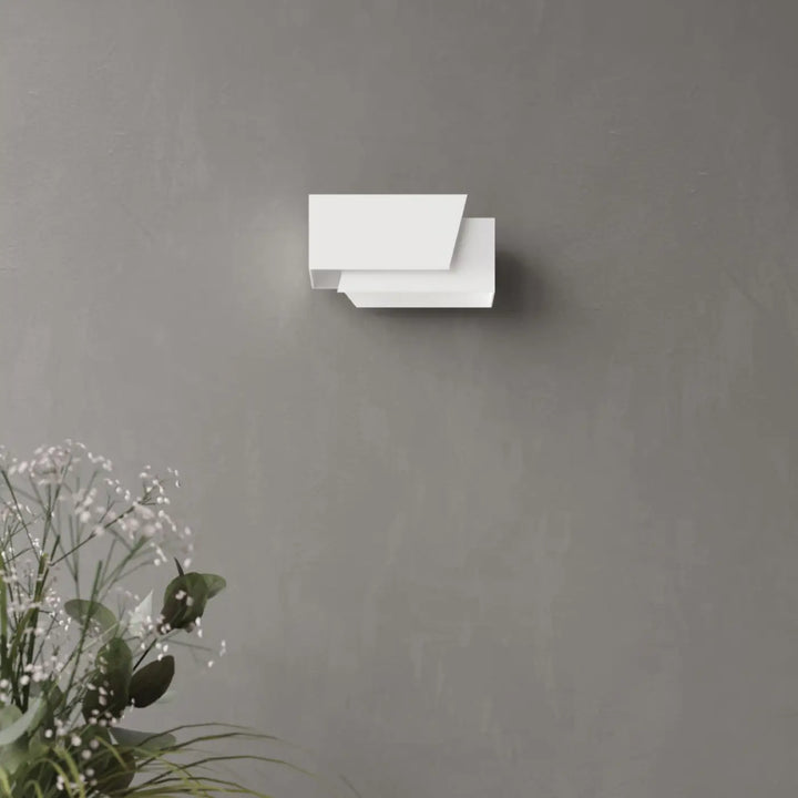 L’applique murale piegare blanc minimaliste avec design géométrique offre une solution minimaliste pour une atmosphère chaleureuse