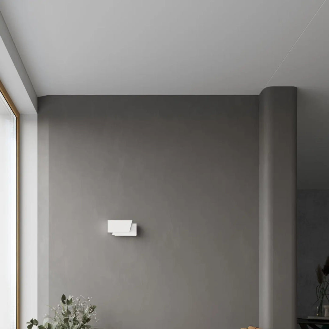 Applique murale piegare blanc minimaliste avec design angulaire pour une solution minimaliste et atmosphère chaleureuse