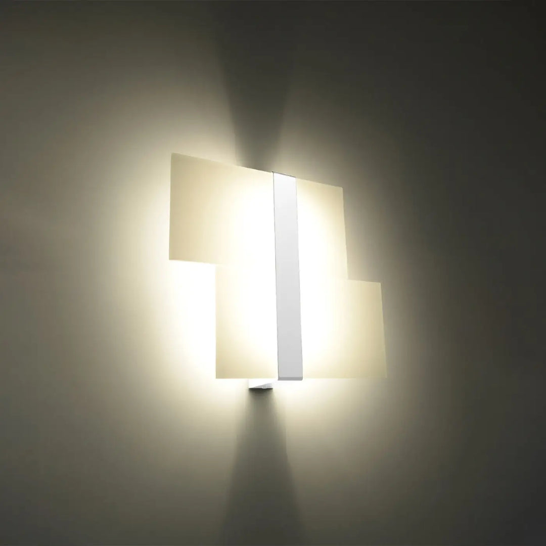 Applique murale massimo blanc met magnifiquement verre blanc met et design intemporel avec panneaux géométriques superposés