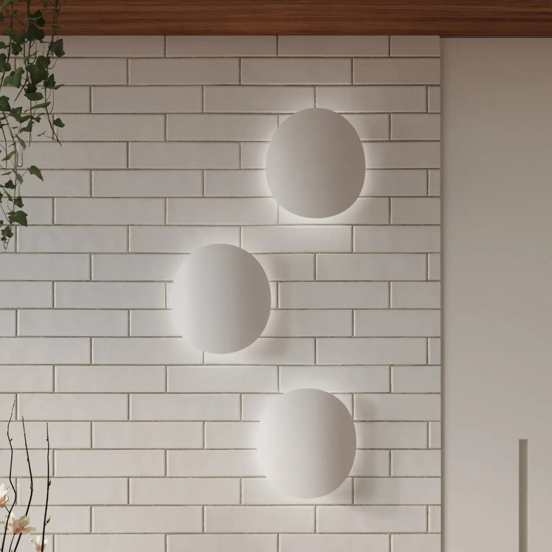 Applique murale senses blanc avec trois luminaires sphériques en design original fera et luminaire intemporel