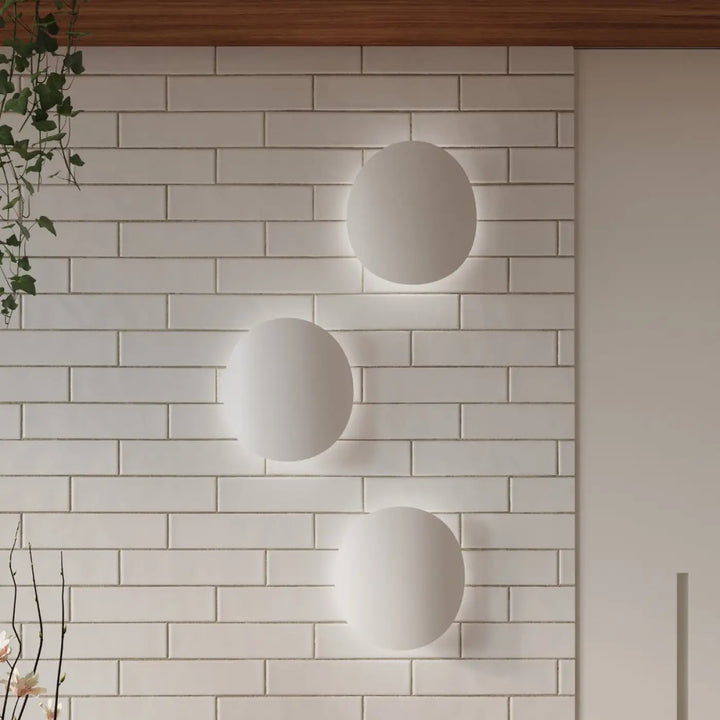 Applique murale senses blanc avec trois luminaires sphériques en design original fera et luminaire intemporel