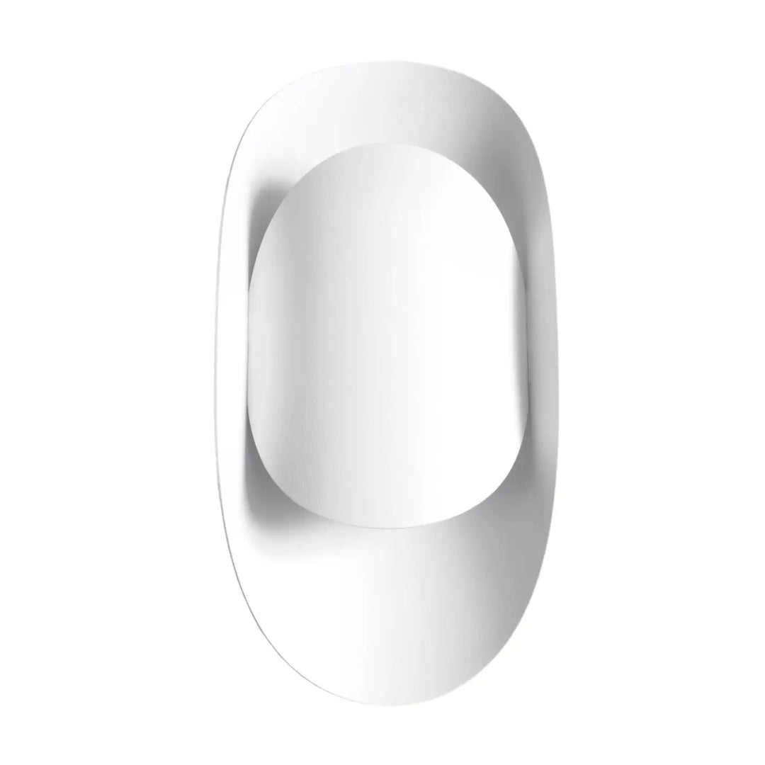 L’applique murale tear blanc présente une surface lisse et brillante avec un design ovale épuré pour solutions surprenantes