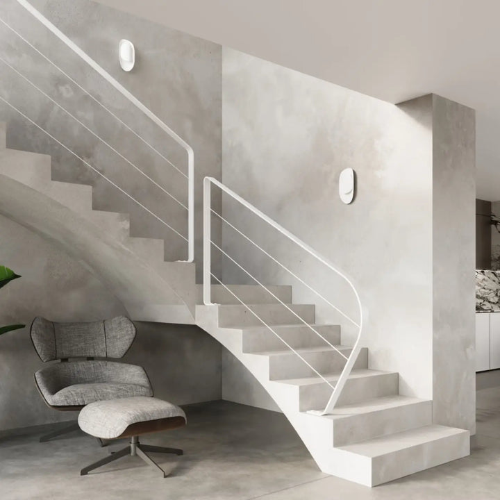 Fauteuil lounge gris minimaliste en tissu avec ottoman assorti et pieds en métal dans l’applique murale tear blanc solutions surprenantes