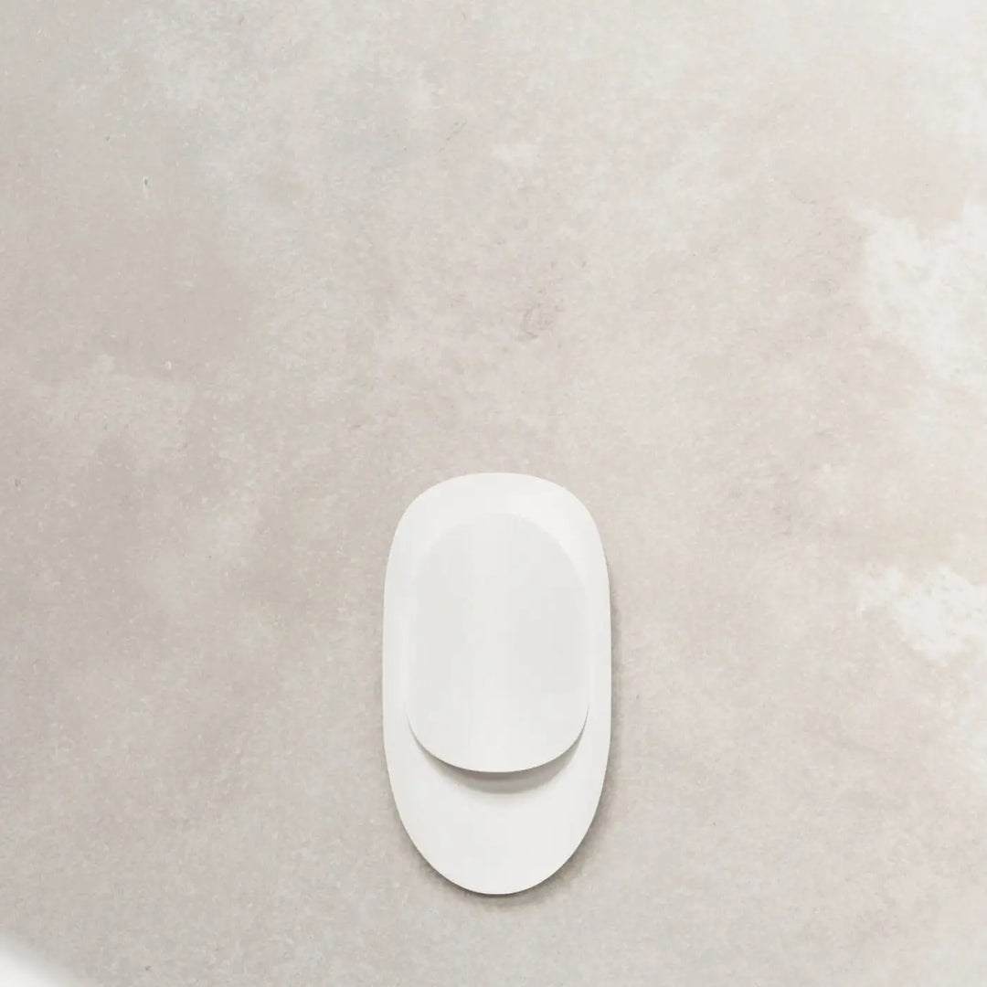 Applique murale tear blanc en céramique lisse avec design ovale minimaliste offrant des solutions surprenantes