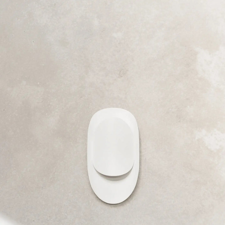 Applique murale tear blanc en céramique lisse avec design ovale minimaliste offrant des solutions surprenantes