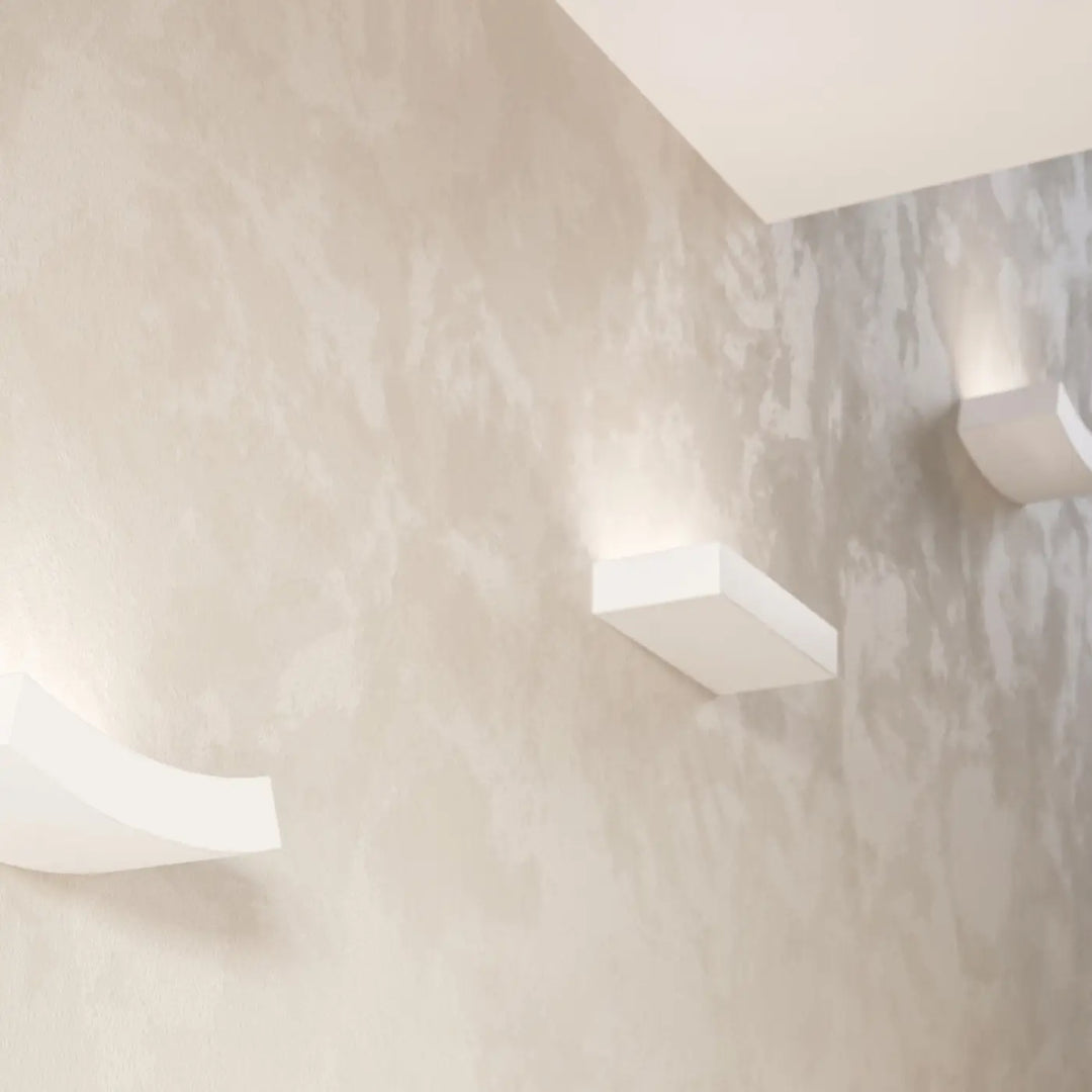 Applique murale taugan en céramique blanc avec design minimaliste et plâtre structuré moderne
