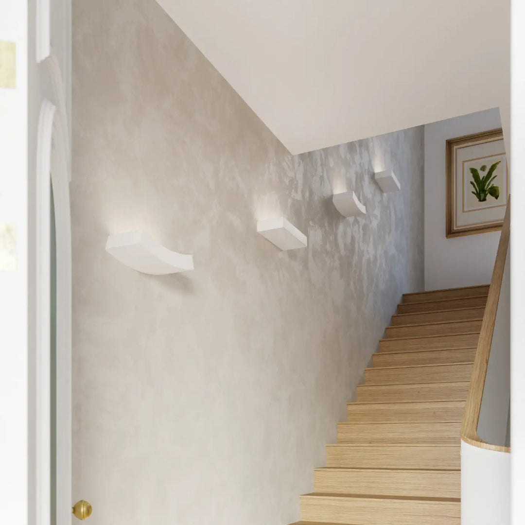 Applique murale taugan en céramique blanche avec design moderne et plâtre structuré pour un éclairage mural élégant