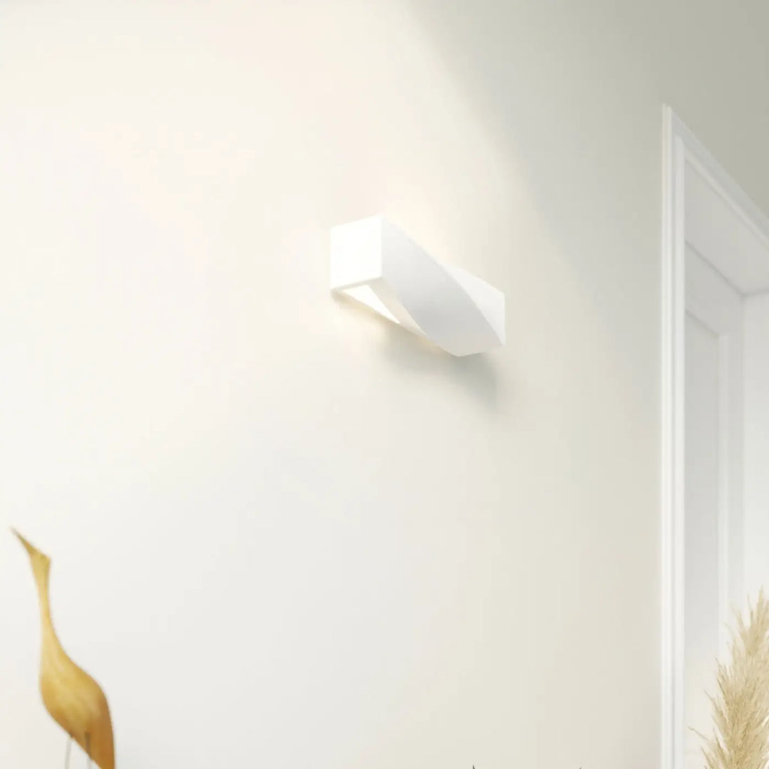 Applique murale céramique sigma mini blanche avec design angulaire moderne offrant une belle lumière élégante