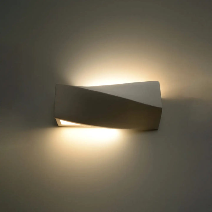 Applique murale céramique sigma mini blanche design angulaire moderne diffusant une belle lumière ambiante chaleureuse