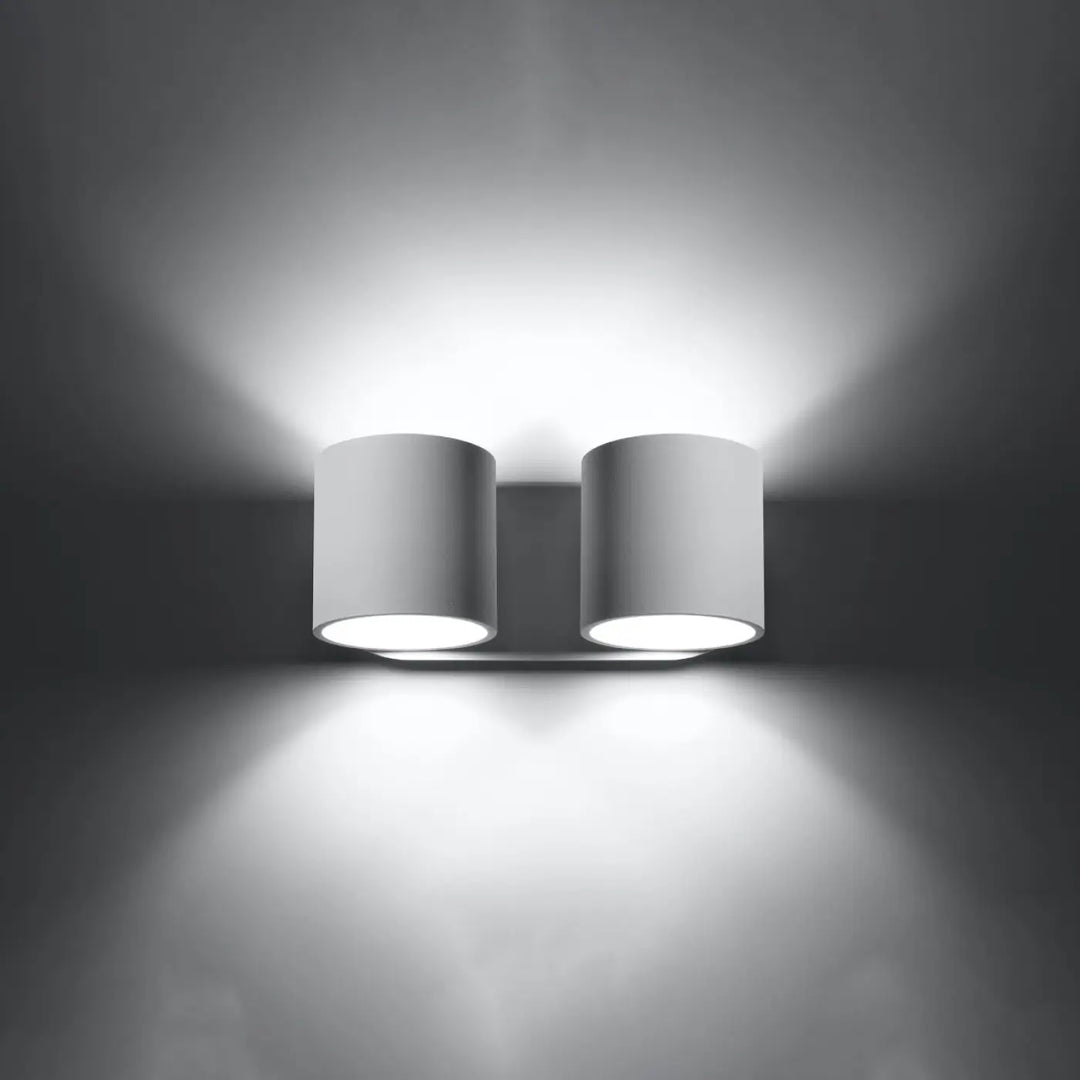Applique murale kinkiet orbis blanc cylindre moderne avec deux luminaires diffusant une lumière douce bois naturel