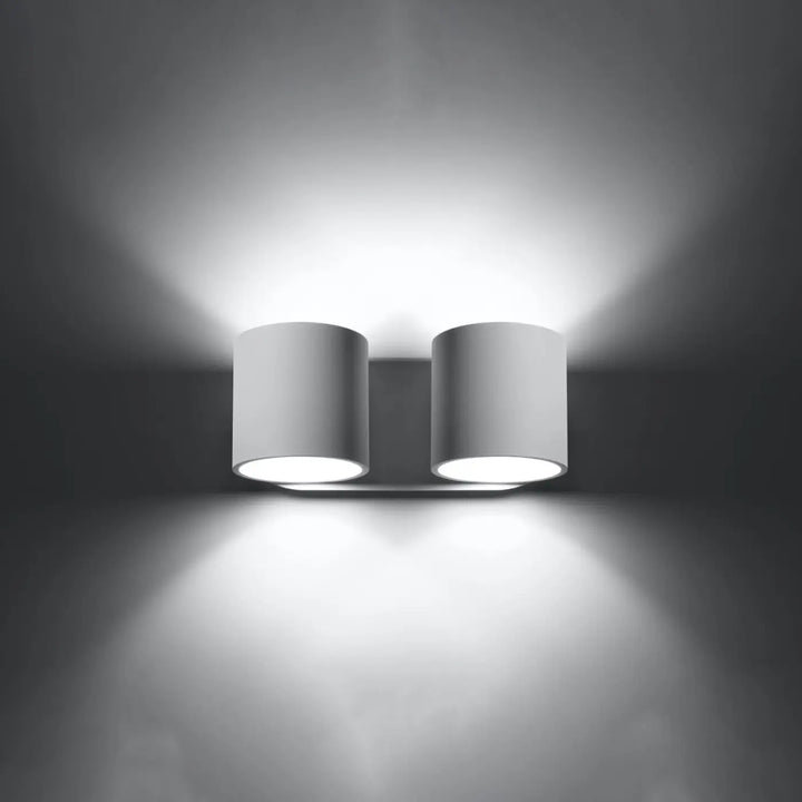 Applique murale kinkiet orbis blanc cylindre moderne avec deux luminaires diffusant une lumière douce bois naturel