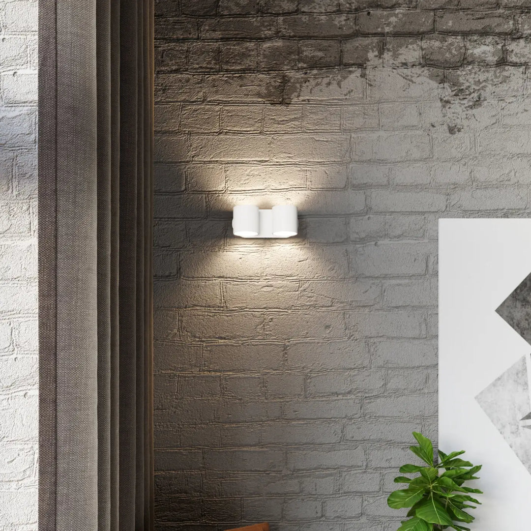 Kinkiet orbis blanc avec deux cylindres lumineux en bois naturel pour intérieur moderne et élégant