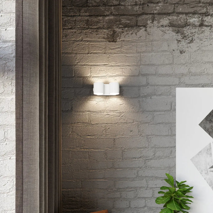 Kinkiet orbis blanc avec deux cylindres lumineux en bois naturel pour intérieur moderne et élégant