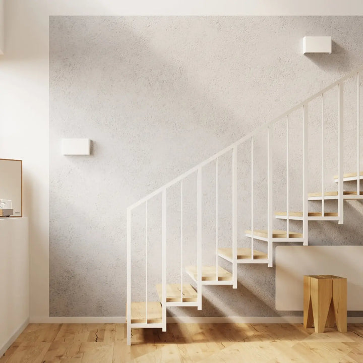 Applique murale copertura avec escalier blanc métal moderne et marches bois clair, solution minimaliste pour atmosphère chaleureuse