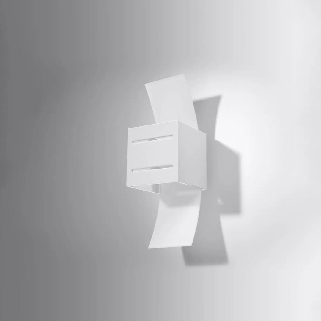 Applique murale moderne loreto blanc avec design géométrique cube et éléments incurvés pour spectacle lumineux perforation linéaire