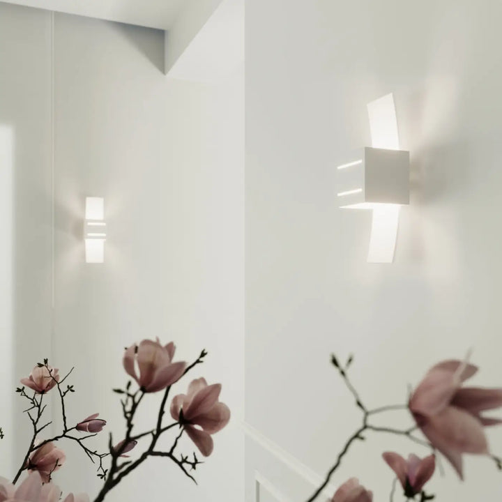 Applique murale moderne loreto blanc avec spectacle lumineux et perforation linéaire au design minimaliste