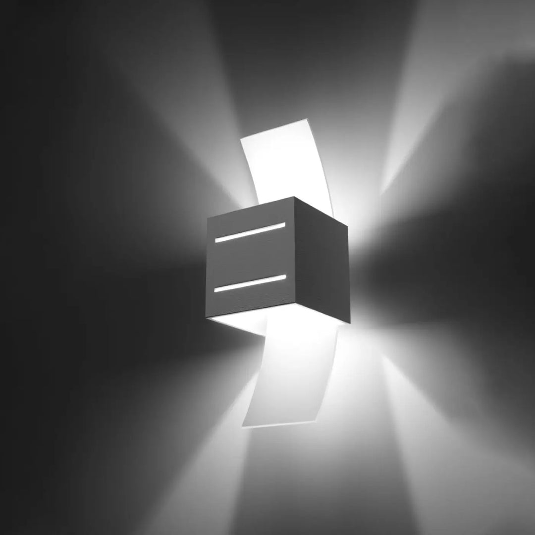 L’applique murale moderne loreto blanc avec cube noir mat et spectacle lumineux en perforation linéaire élégante