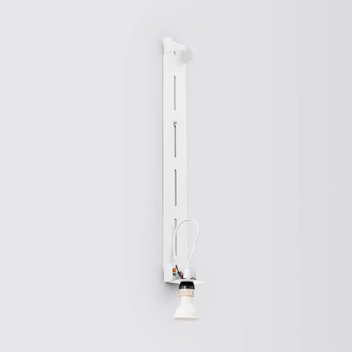Applique murale freya 60 blanc avec design minimaliste et support métallique vertical de la collection cinq coloris