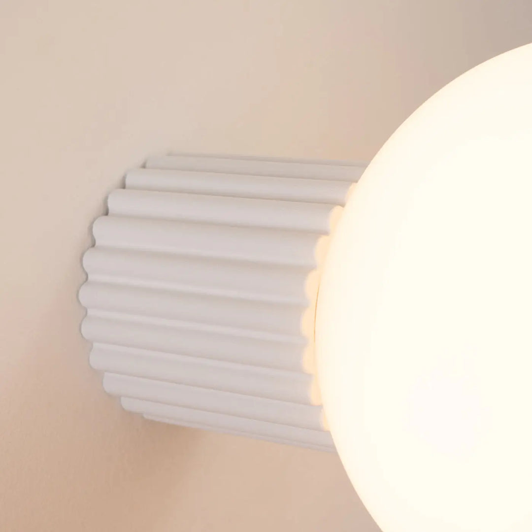 Applique murale halo blanc avec sphère laiteuse en verre dépoli pour bureau décorative en style moderne
