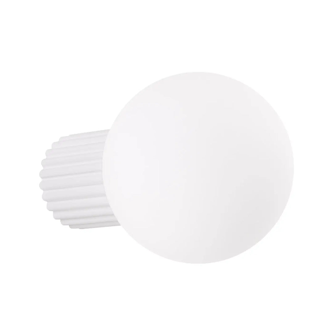 Applique murale halo avec sphère laiteuse en verre dépoli blanc et base côtelée, idéale pour bureau décorative