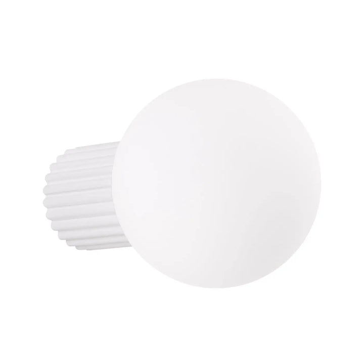 Applique murale halo avec sphère laiteuse en verre dépoli blanc et base côtelée, idéale pour bureau décorative