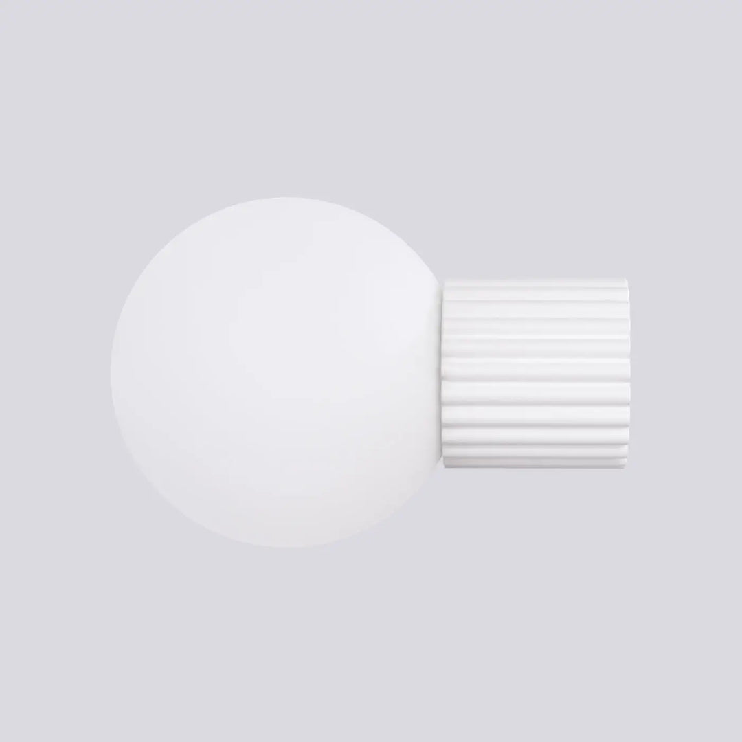 Applique murale halo avec sphère laiteuse en verre dépoli et base céramique blanche pour bureau décorative