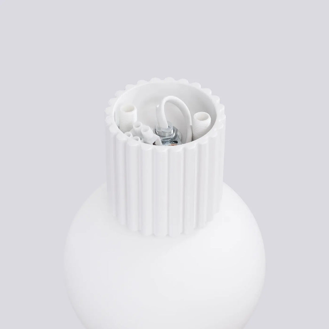 Base de lampe halo blanche en céramique avec rainures verticales et borne à vis métallique pour bureau décorative