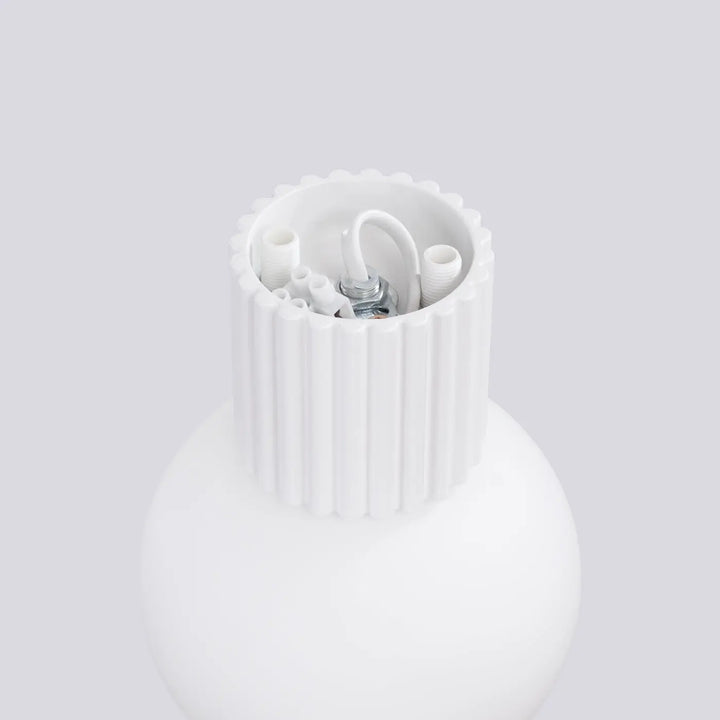 Base de lampe halo blanche en céramique avec rainures verticales et borne à vis métallique pour bureau décorative