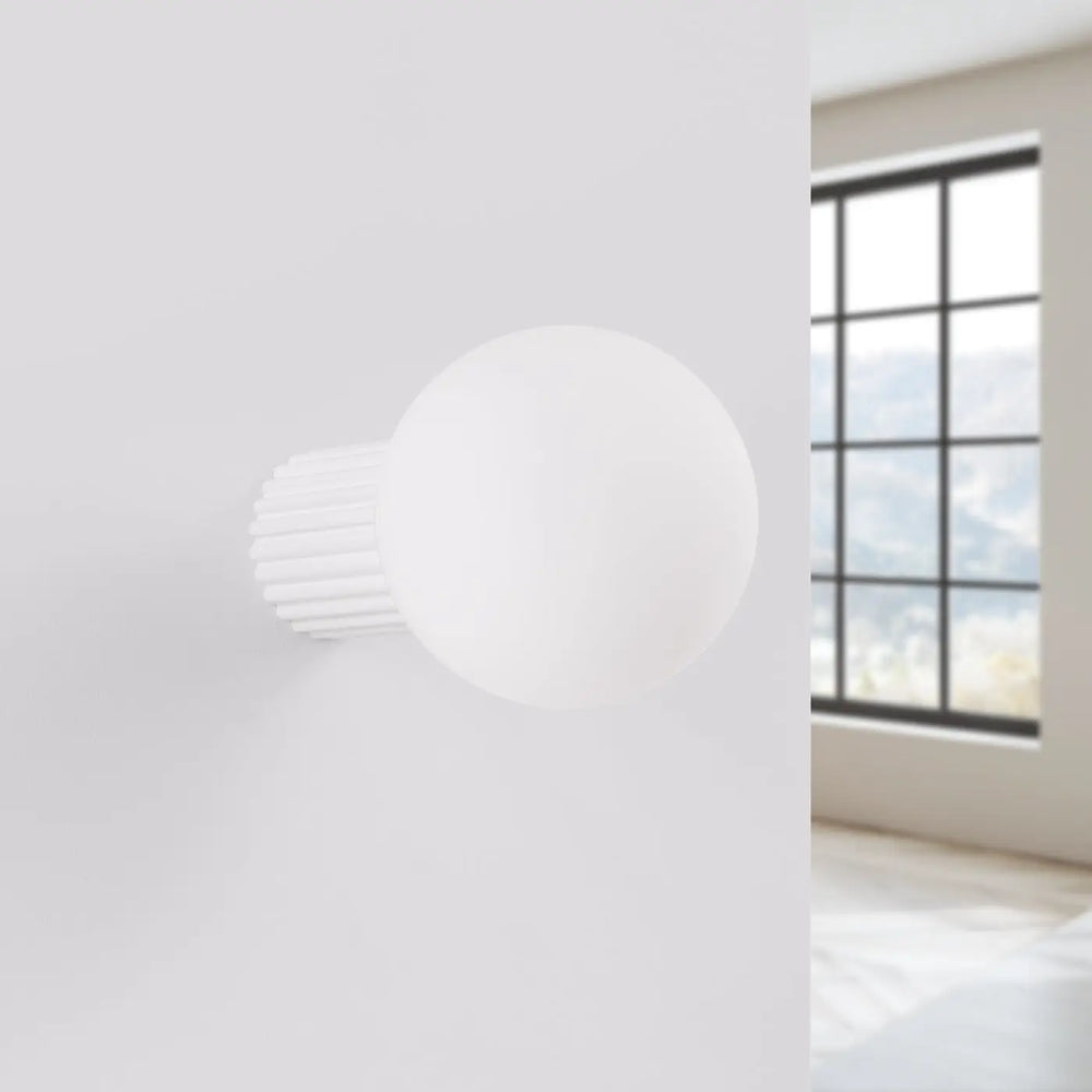 Applique murale halo blanc en verre dépoli avec tige cylindrique striée idéale pour bureau décorative lampe halo sphère laiteuse
