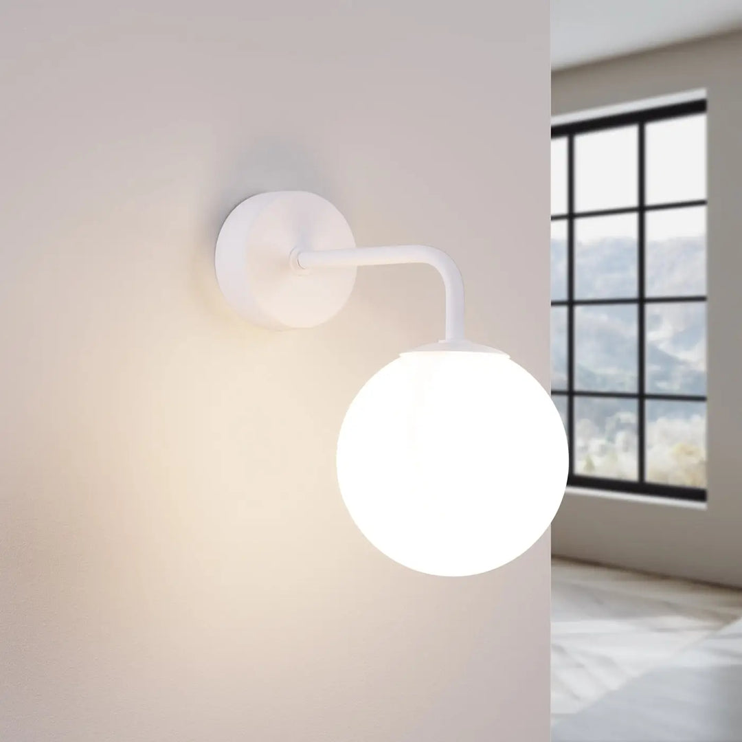 Applique murale blanche sphérique avec bras courbé minimaliste et base circulaire lampe astral édition minimaliste collection astral