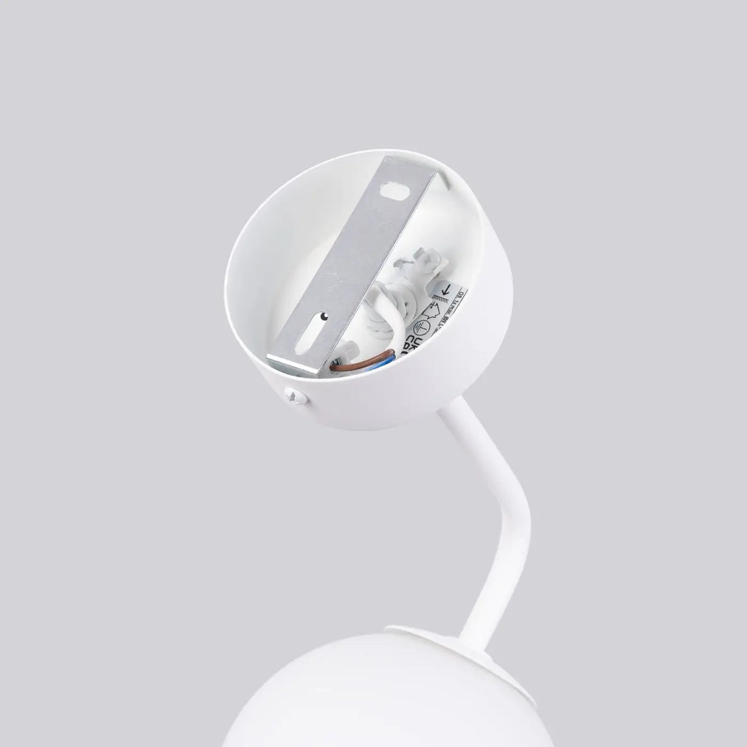 Applique murale blanc lampe astral avec tige courbée ajustable et fixation circulaire pour édition minimaliste collection astral