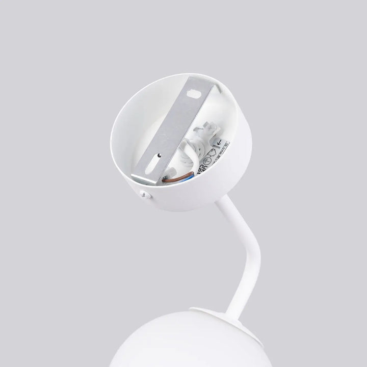 Applique murale blanc lampe astral avec tige courbée ajustable et fixation circulaire pour édition minimaliste collection astral