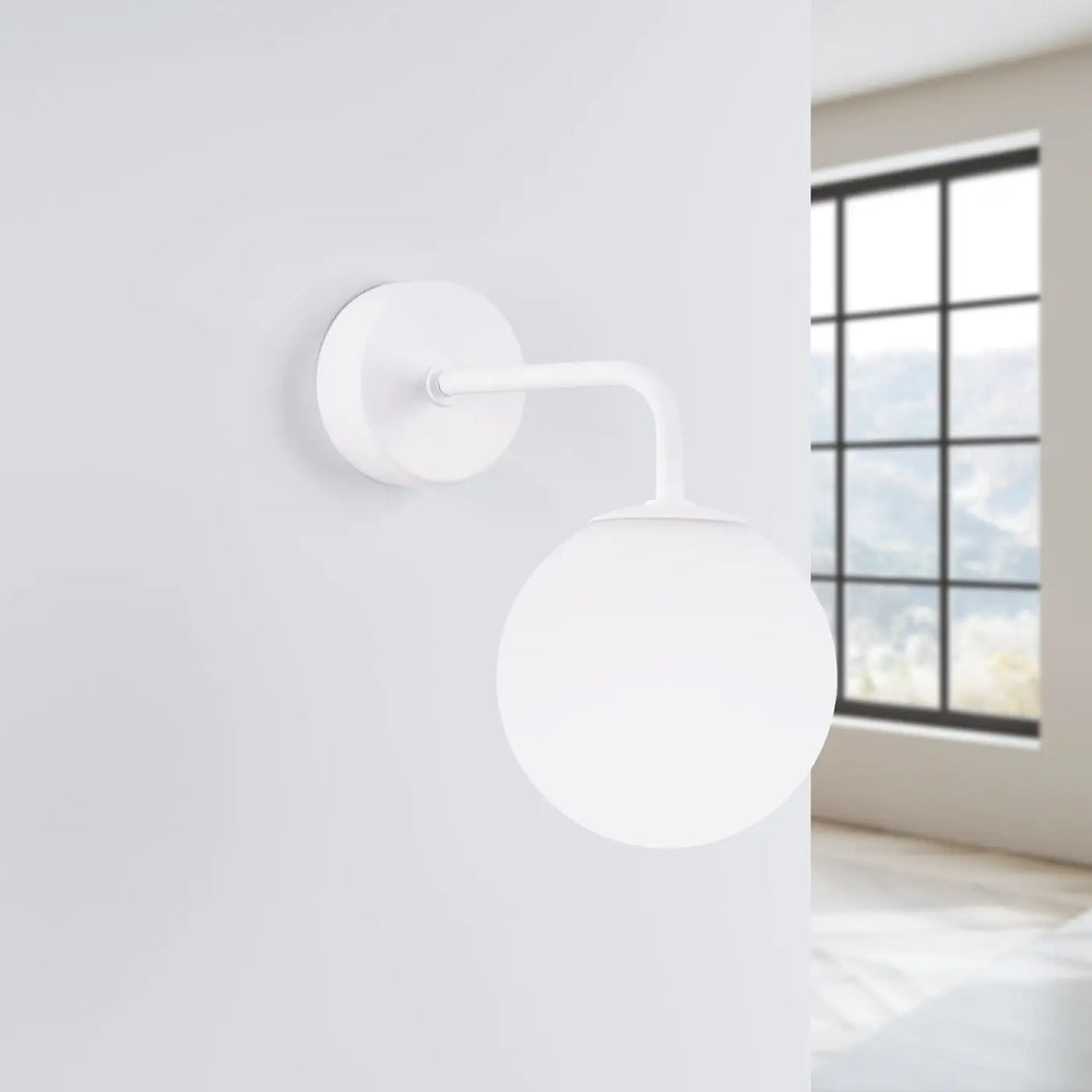 Applique murale blanc sphérique avec bras incurvé minimaliste et base circulaire lampe astral édition minimaliste collection astral