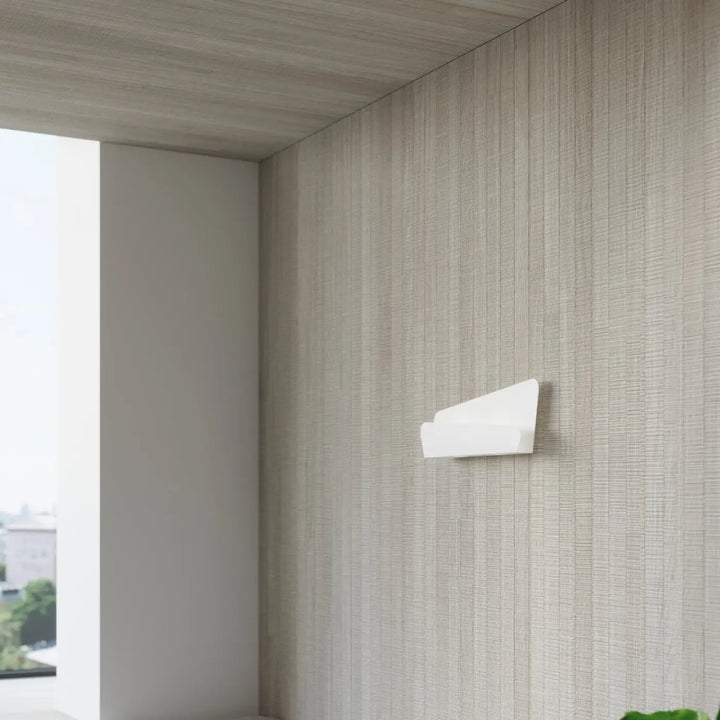 Applique murale bascia blanc minimaliste avec design angulaire idéale comme solution minimaliste pour chambre à coucher