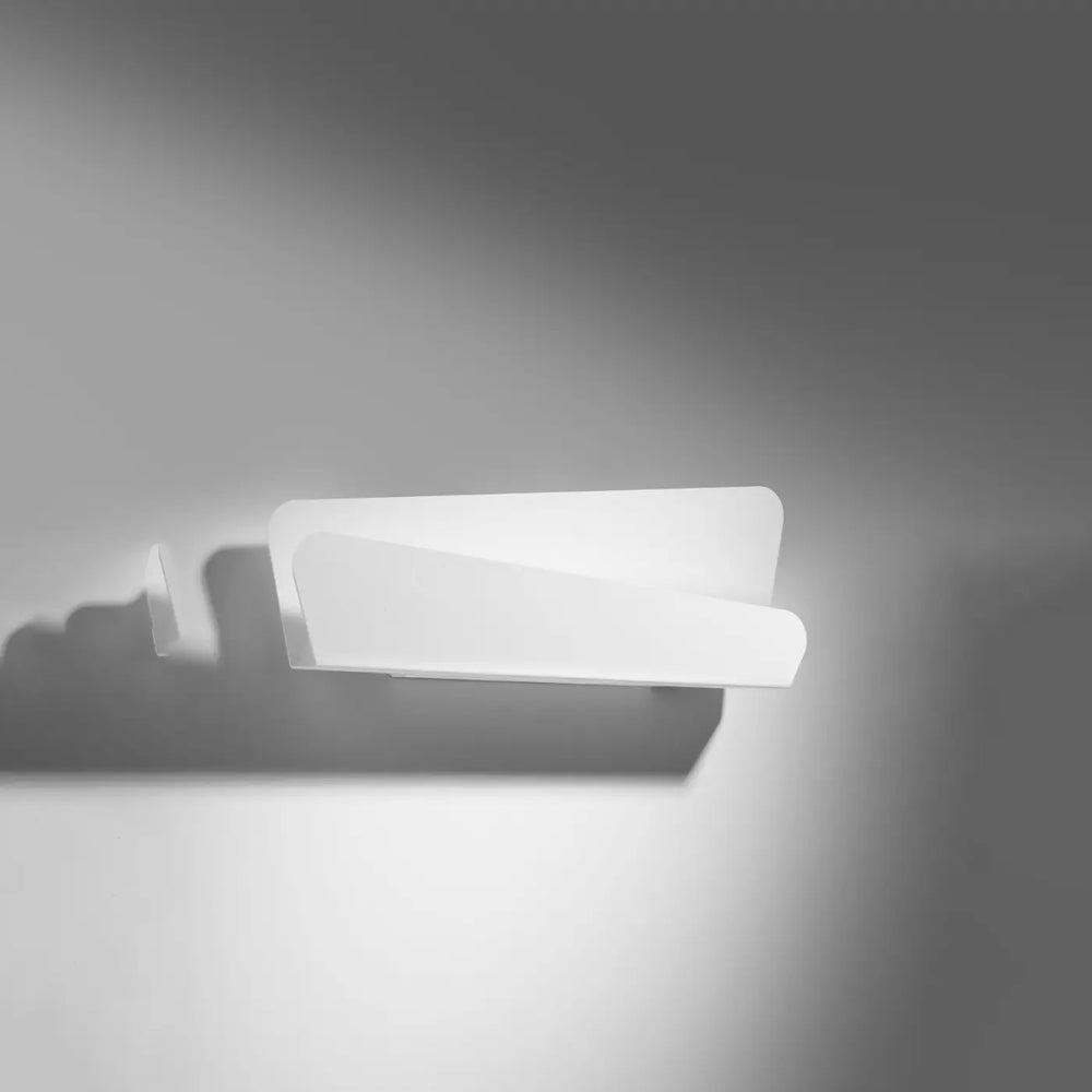 Applique murale originale bascia blanc solution minimaliste idéale pour chambre à coucher avec design angulaire élégant