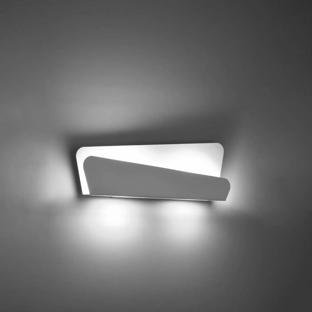 Applique murale bascia blanc avec design minimaliste et éclairage doux, solution minimaliste pour chambre à coucher