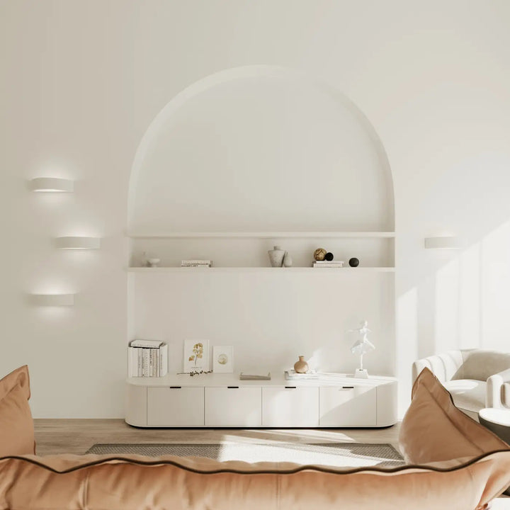 Minimalist console média blanc intégré en céramique avec étagères sous un arc pour une combinaison unique au design moderne l’applique atena