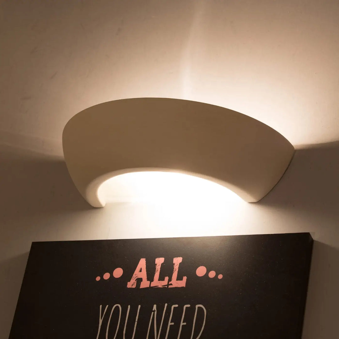 Applique murale moderne en céramique oskar crème avec design courbé et lumière belle et douce