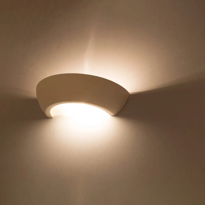 Applique murale moderne oskar en céramique crème avec design lisse et courbé pour une belle lumière intérieure