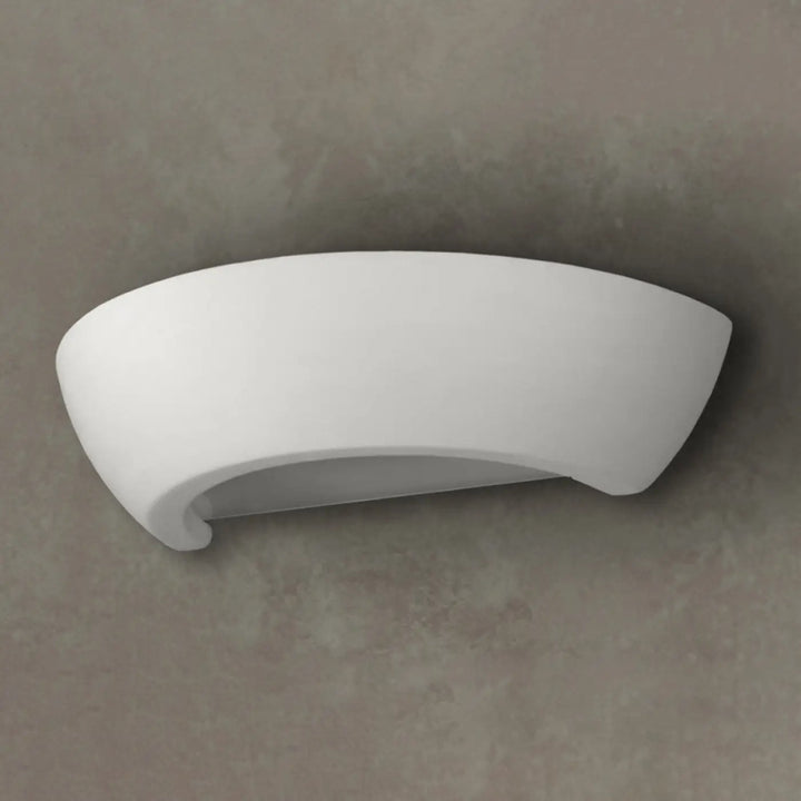 Applique murale moderne oskar en céramique blanche courbée offrant une belle lumière et design minimaliste