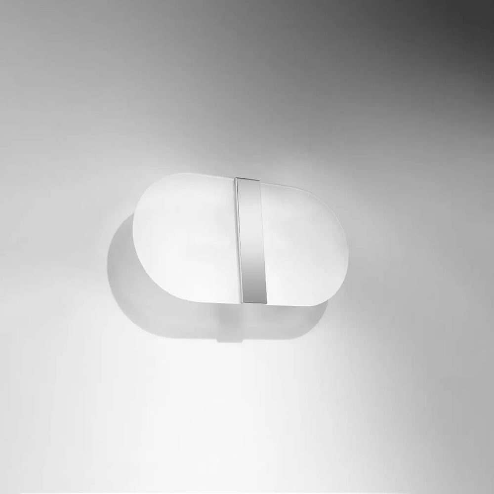 Applique murale salia design intemporel avec verre blanc met et accents métalliques polis élégants et minimalistes