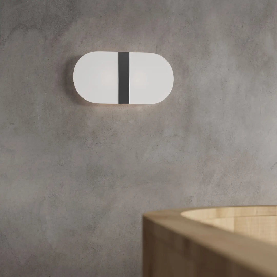 Applique murale salia en verre blanc met avec design intemporel et bande noire centrale verticale élégante