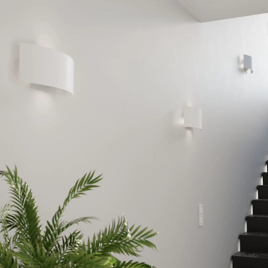 Deux appliques murales blanc minimalistes l’applique magnus au design original éclaire un intérieur moderne