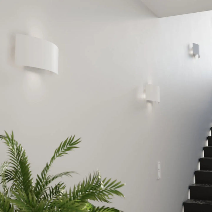 Deux appliques murales blanc minimalistes l’applique magnus au design original éclaire un intérieur moderne