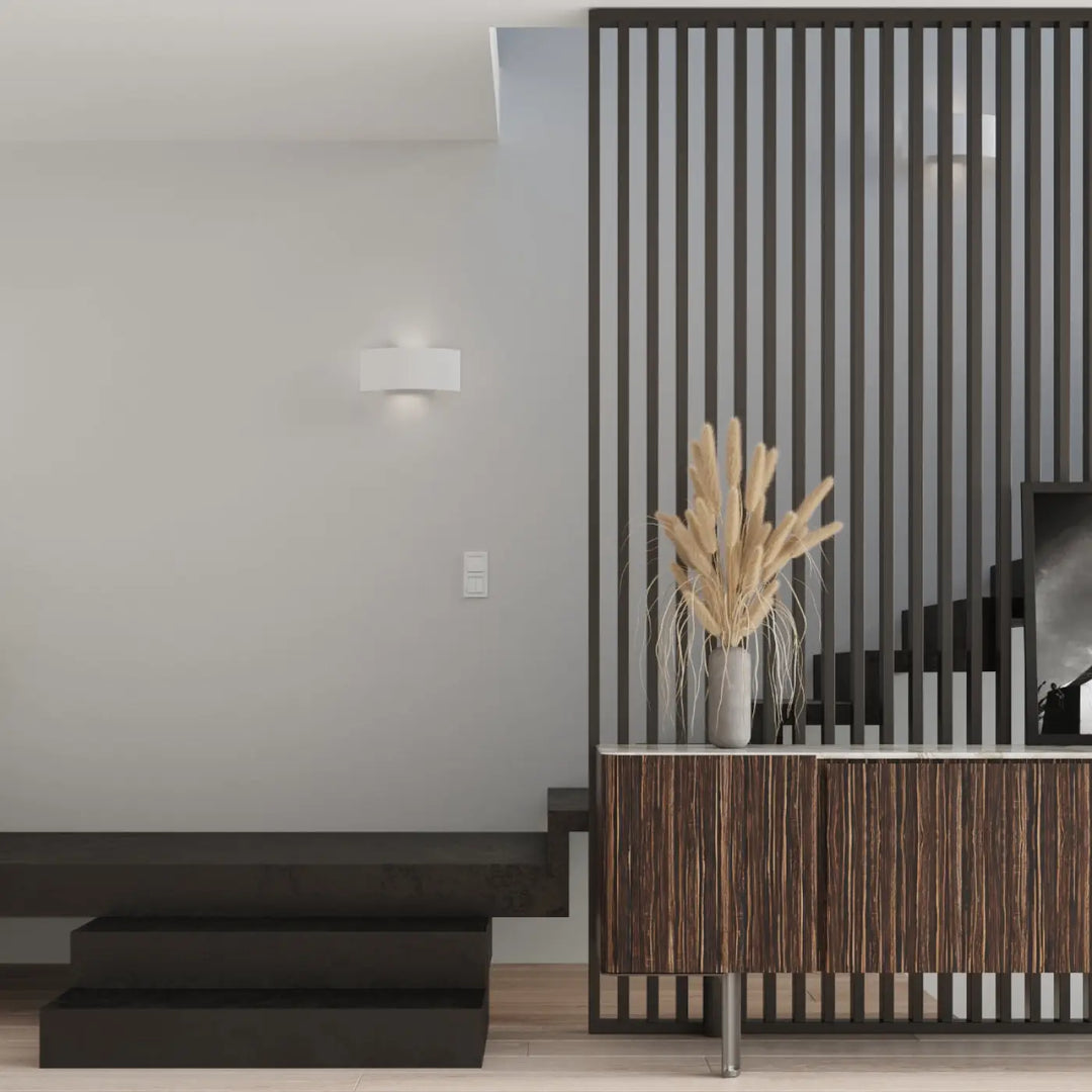 L’applique magnus blanche avec un design original en lames verticales gris foncé pour un applique intemporelle moderne